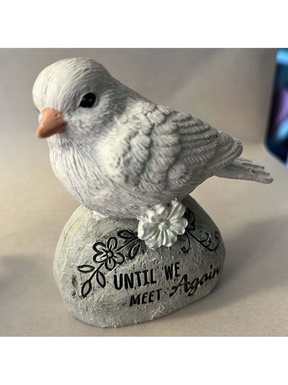 Pair of resin memorial birds with endearing inscriptions - Picture 6 of 6